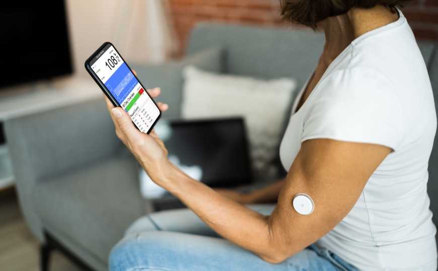 Persona anotando sus comidas en la aplicación de seguimiento